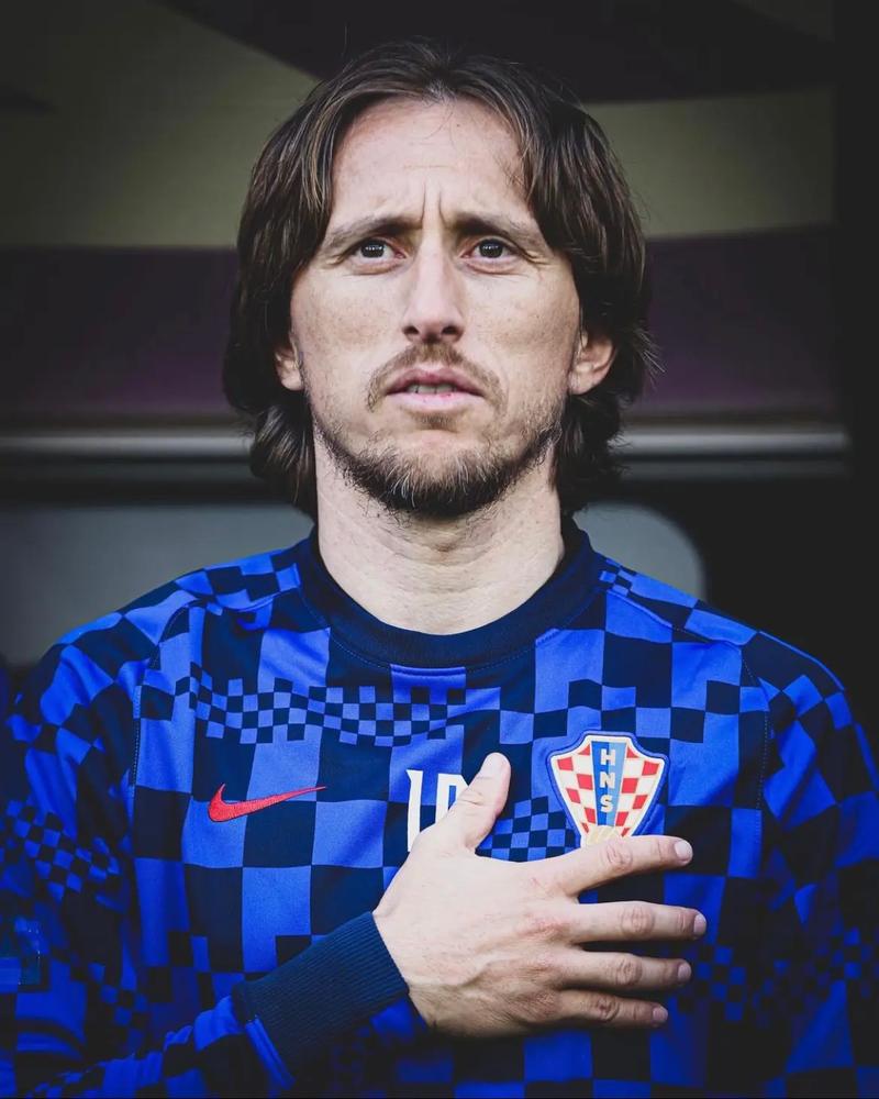 王曼昱3-8逆转后再轰11-2，梁靖崑痛失好局吞首败，国乒8-2法国（王曼昱3-8翻盘再轰11-2，梁靖崑好局不保遭首败，国乒8-2力克法国）